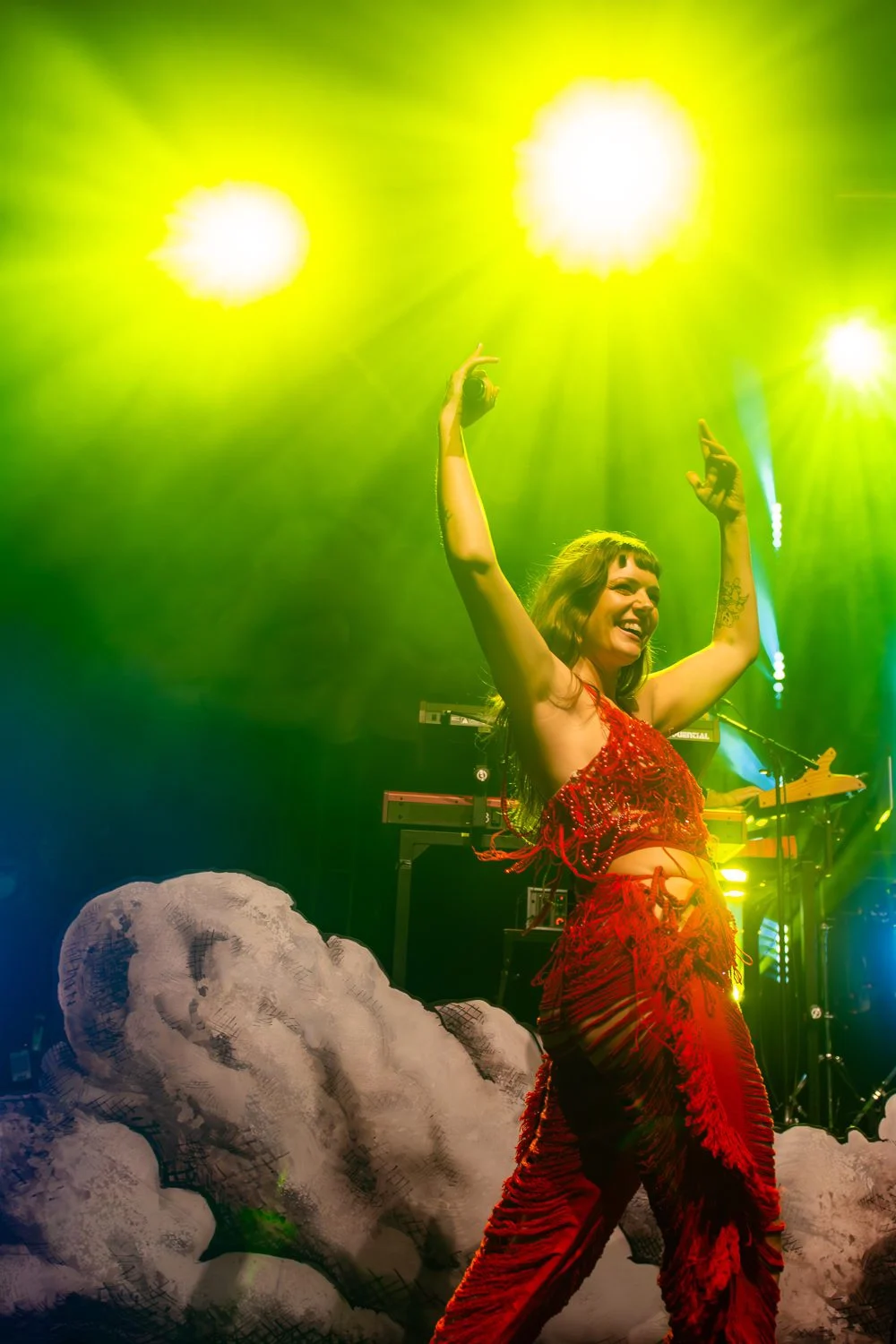 Tove Lo en performance live sur scène, photographie concert par Anthony Carrel