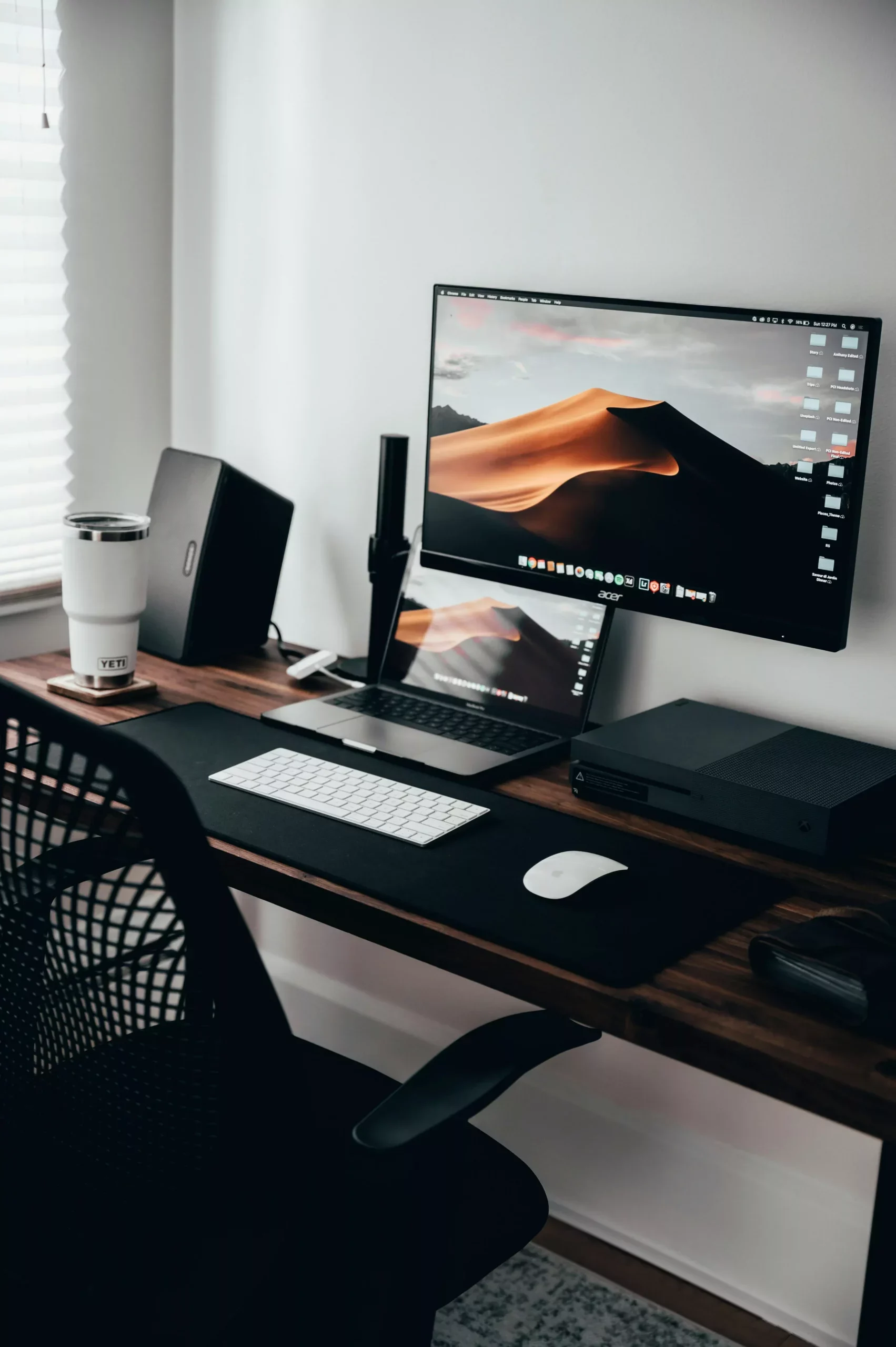 Bureau d’Anthony Carrel, photographe et communicant à Cannes – création de site, graphisme et community management