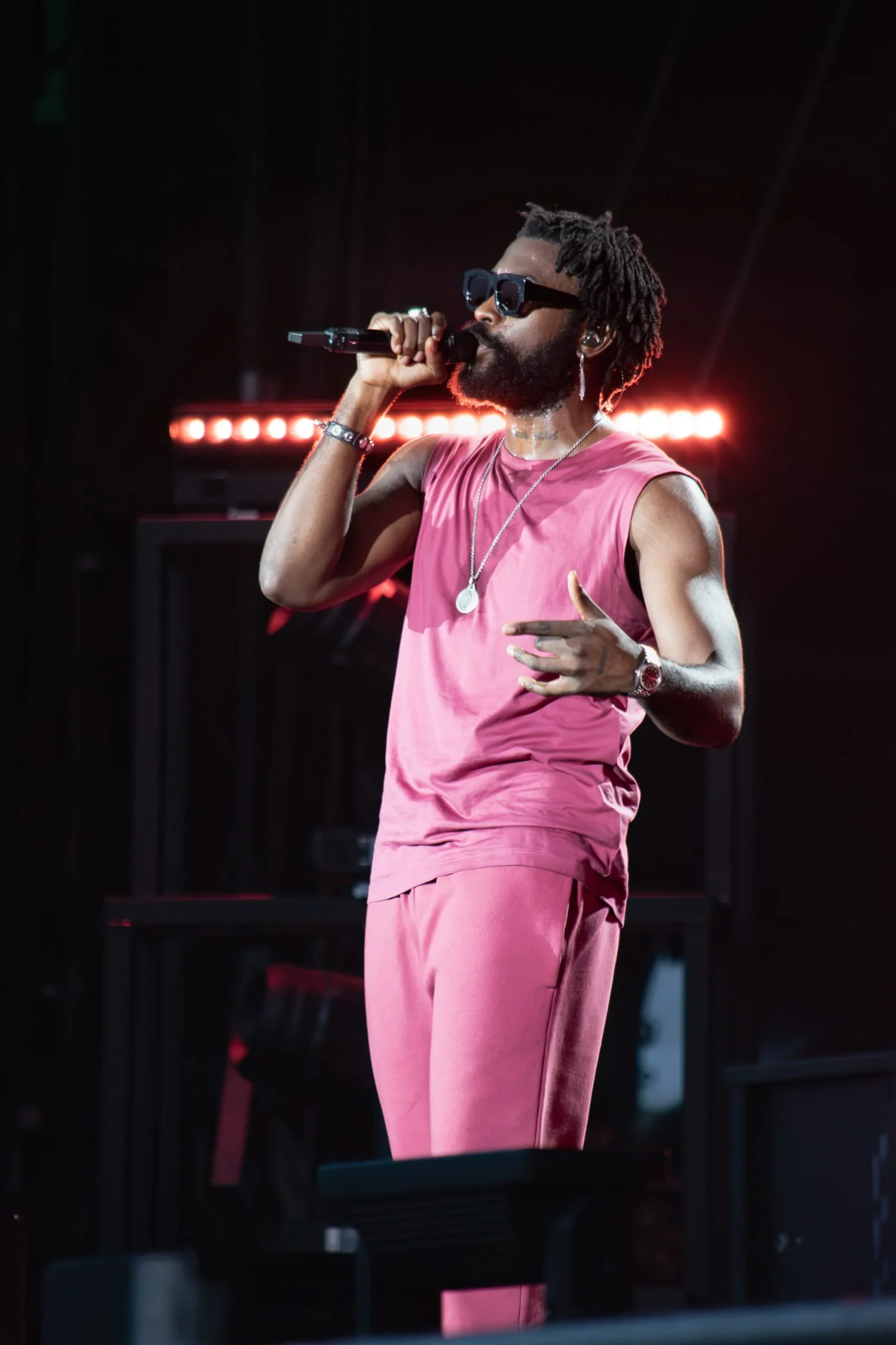 Les beats puissants de Damso electrifient Lollapalooza 2023, offrant une soirée inoubliable.