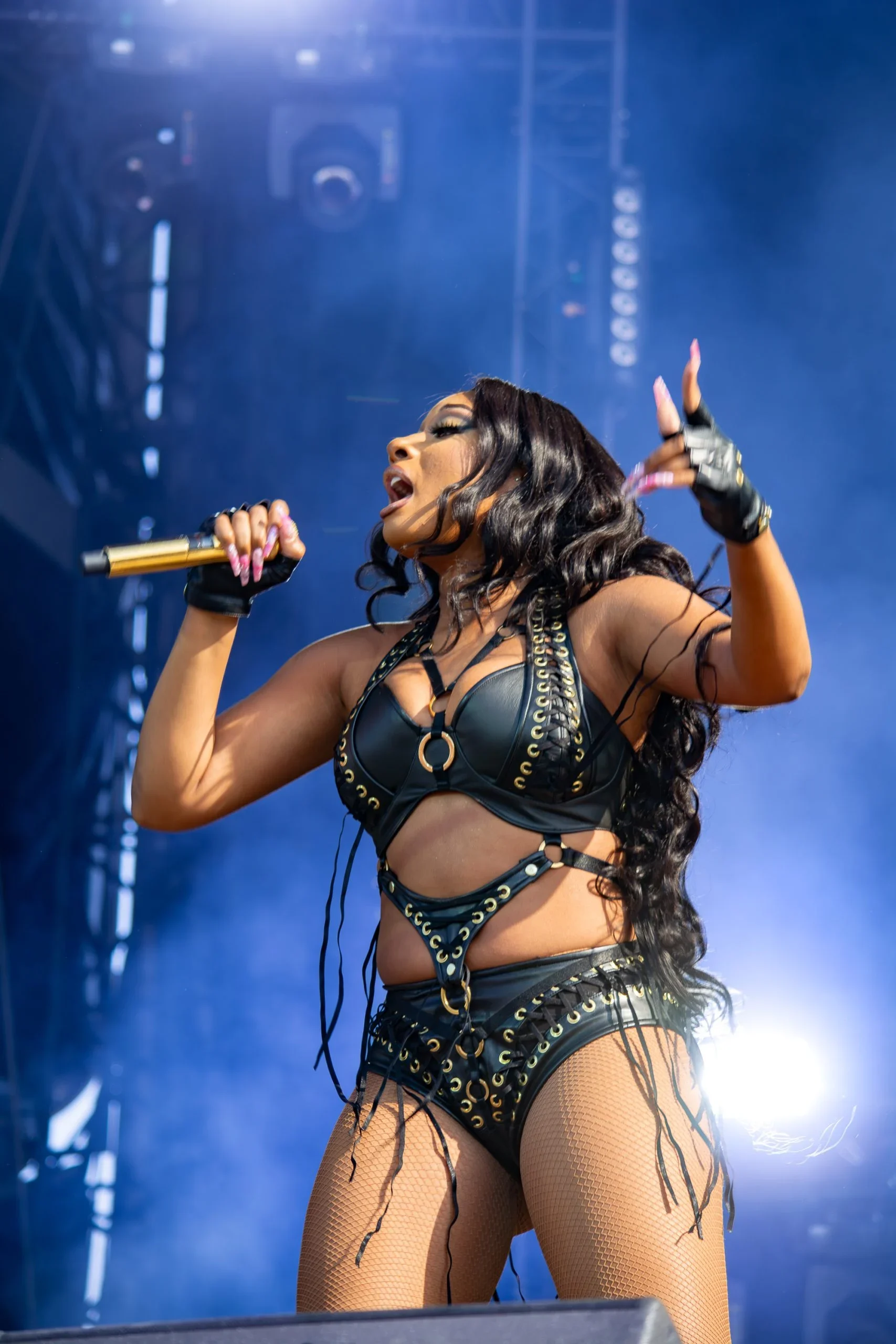 Megan Thee Stallion en pleine performance sur la scène d’un festival, capturée par Anthony Carrel, photographe de concerts et festivals. Une image qui retranscrit l’énergie du live et l’intensité du show.