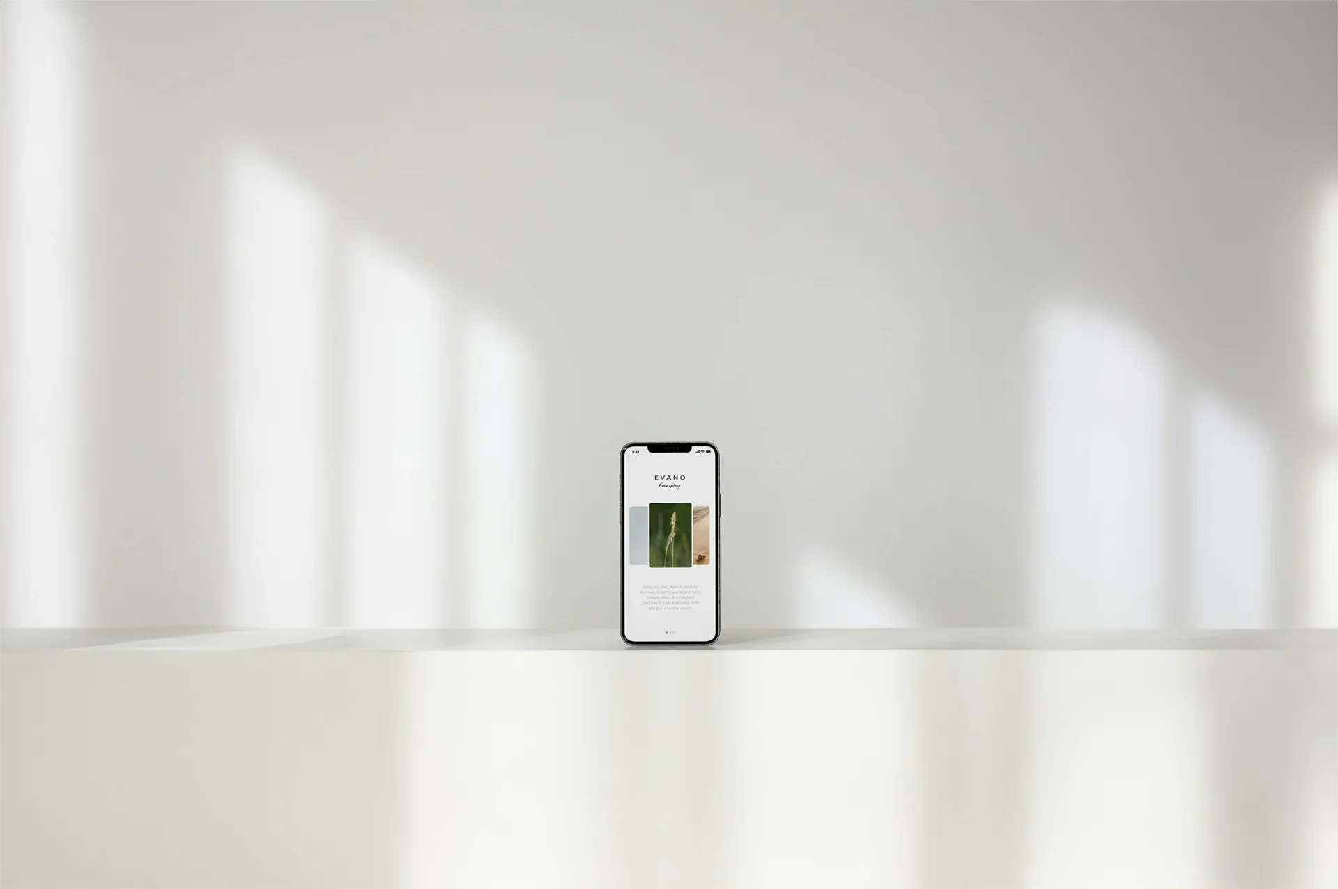Iphone reflétant le Community management à cannes : gestion de réseaux sociaux, création de contenu et stratégie digitale.