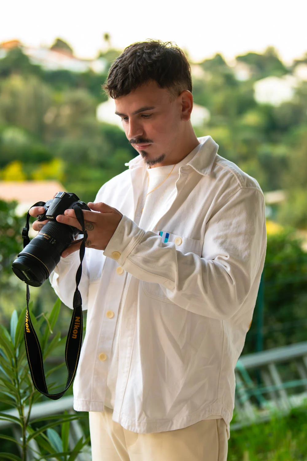 Portrait d’Anthony Carrel, photographe et créatif en communication visuelle basé à Cannes.