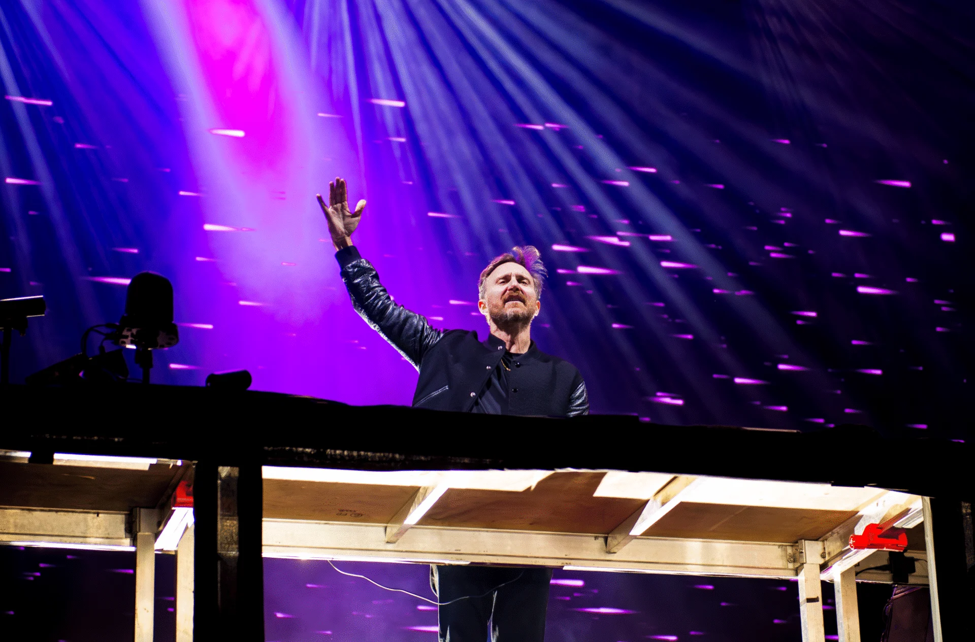 Photo de David Guetta sur scène prise depuis la fosse presse grâce à une accréditation photo.