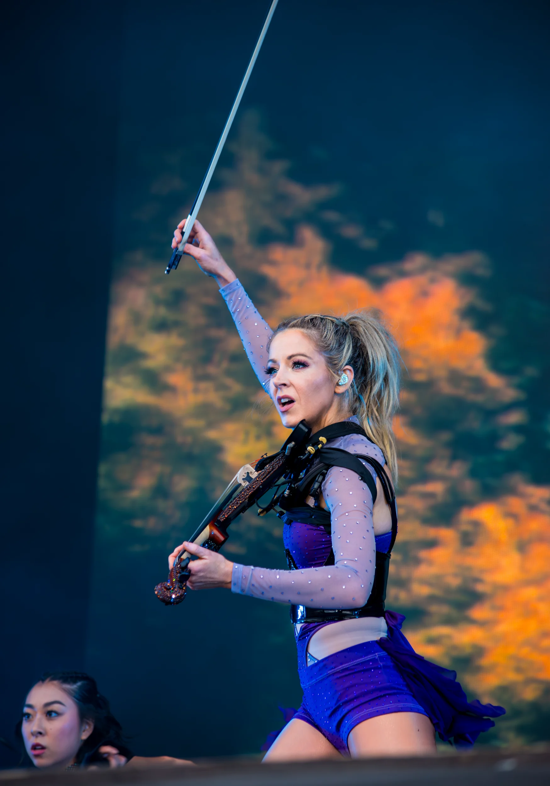 Lindsey Stirling en concert à Lollapalooza, photographiée depuis un espace réservé aux accrédités.