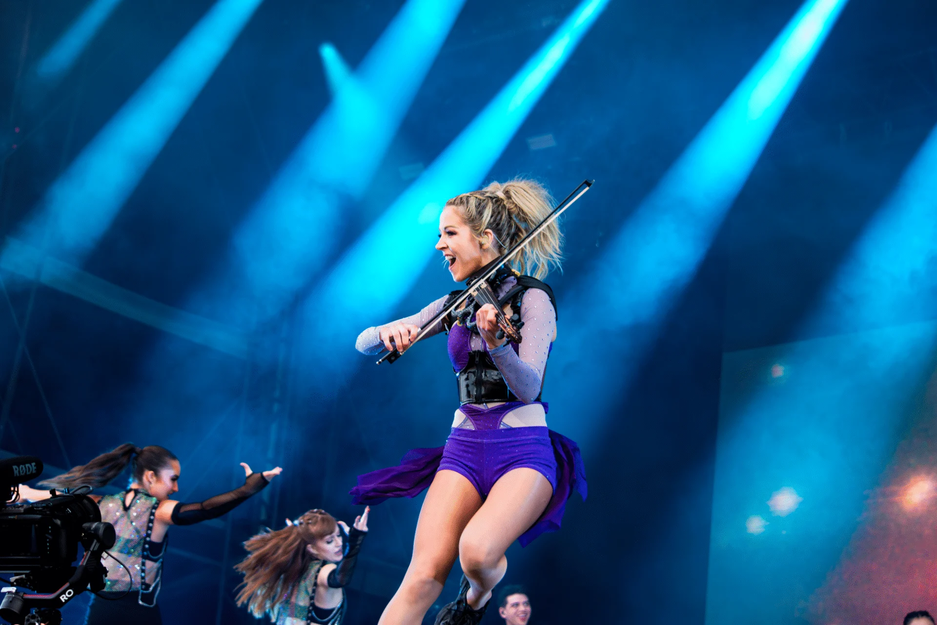 Artiste pris par un photographe en fosse lors d’un concert.