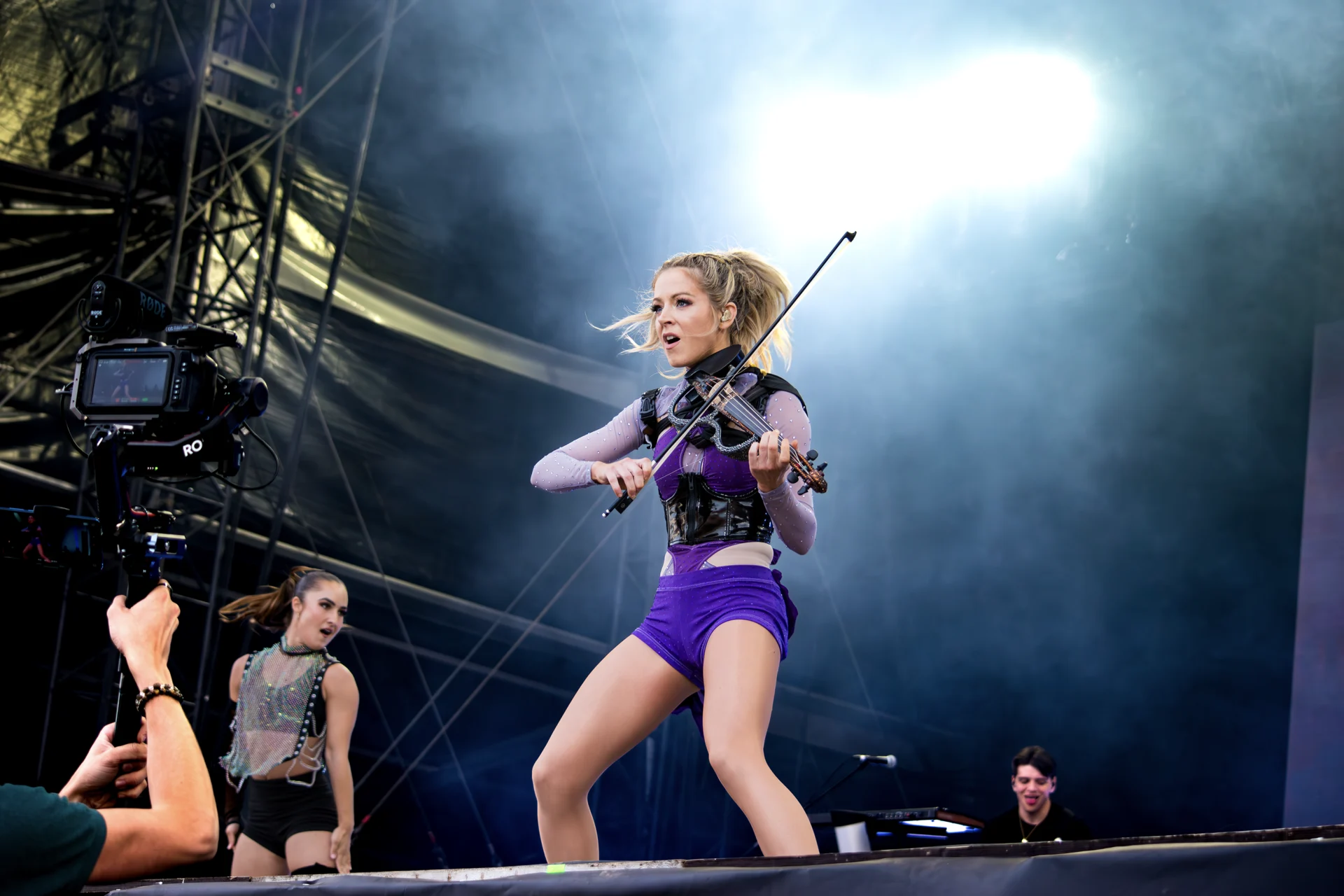 Lindsay Stirling violoniste en concert Lollapalooza 2023 plan rapproché artistique avec matériel photo concert