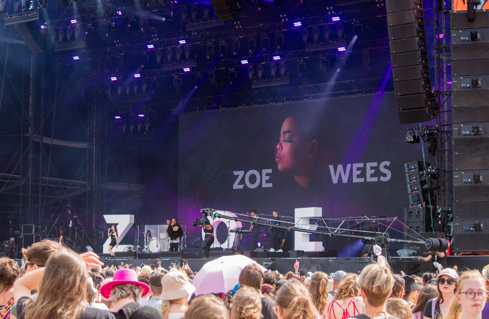 Zoë Wees Lollapalooza 2023 - vue scène et public capturer avec un appareil photo concert