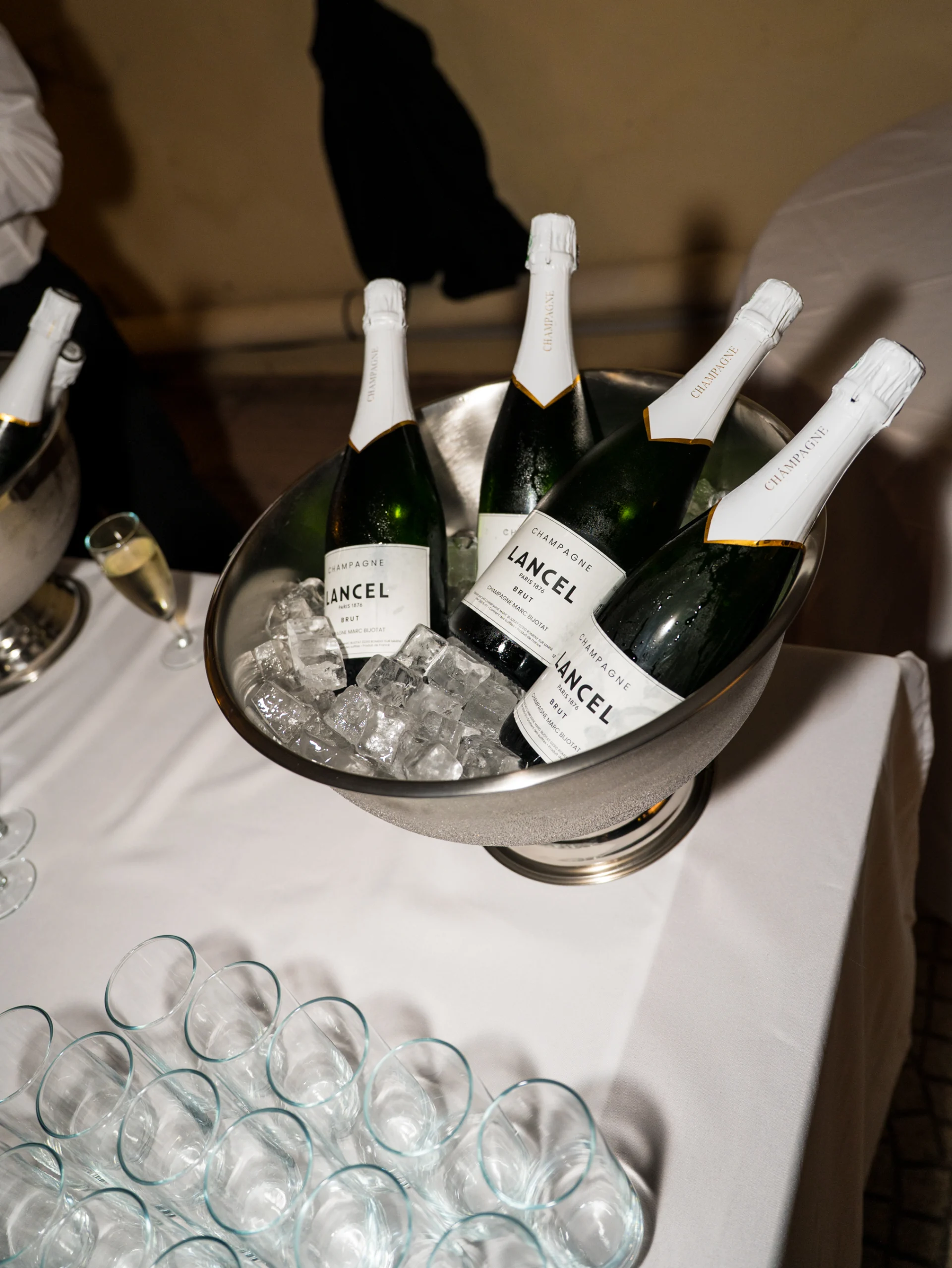 Ambiance de cocktail lors d'une soirée de gala luxe, invités en interaction