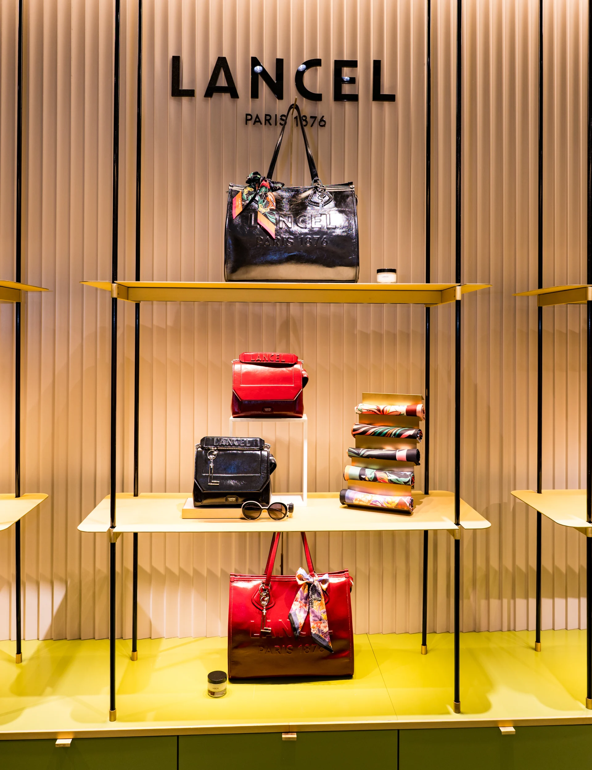 Présentation de sacs de luxe Lancel lors d'un événement en boutique