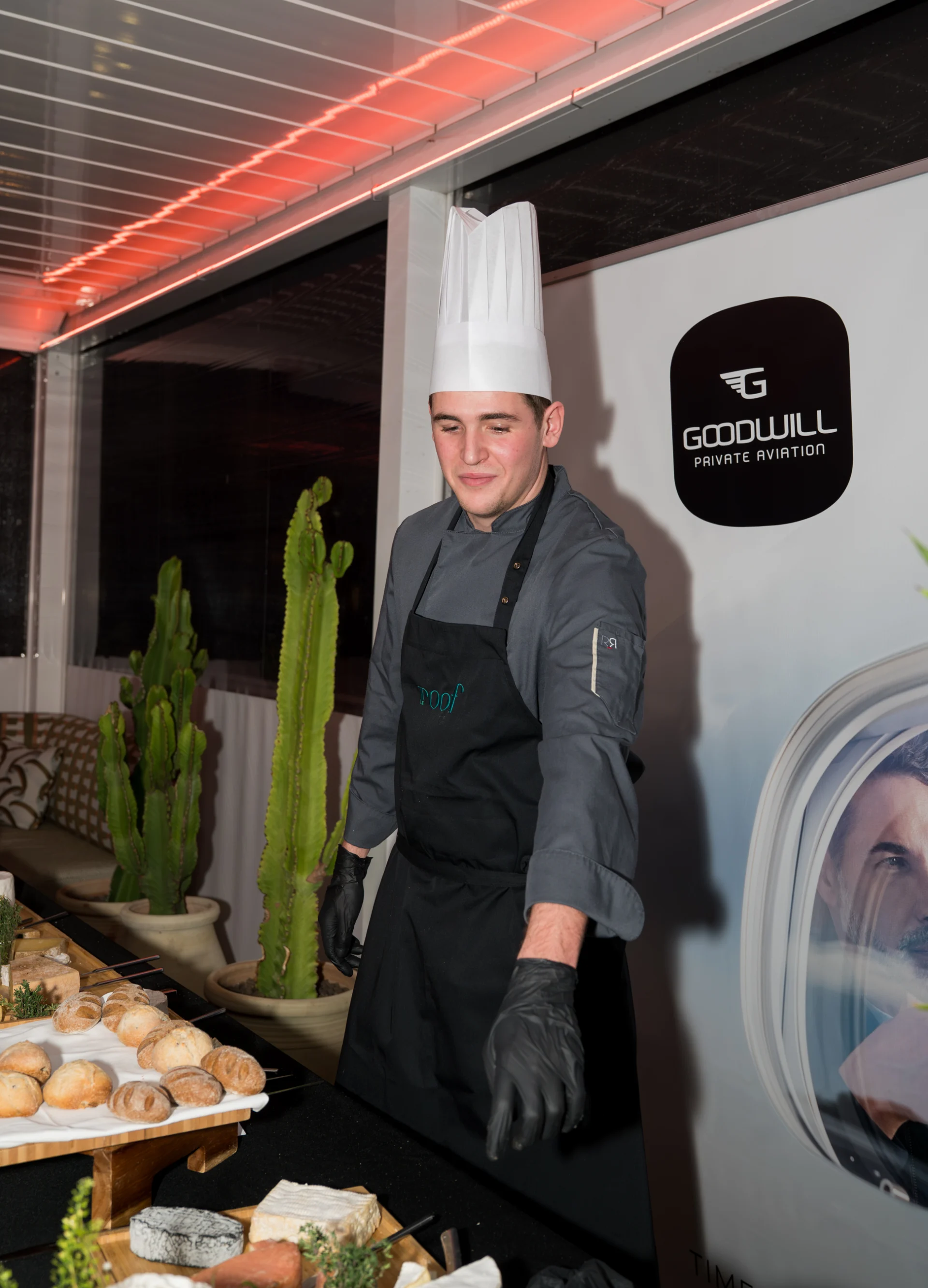 Chef en toque blanche lors d'un événement gastronomique