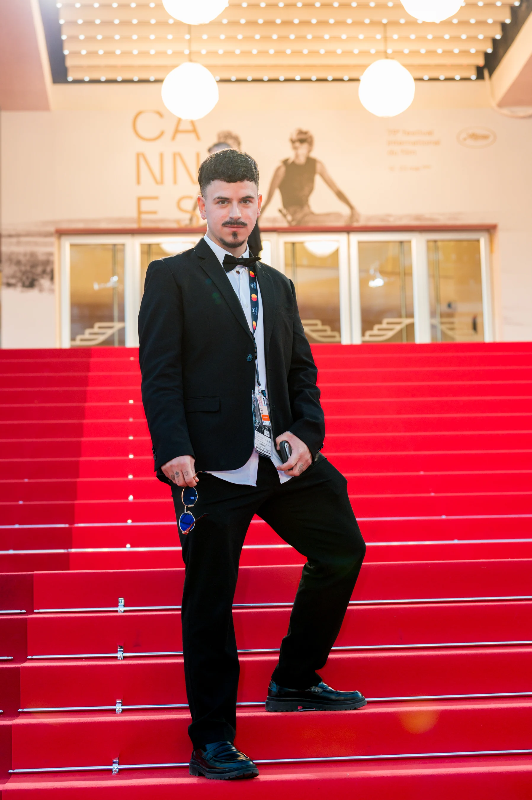 Photographe professionnel, anthony carrel sur les marches du tapis rouge de Cannes