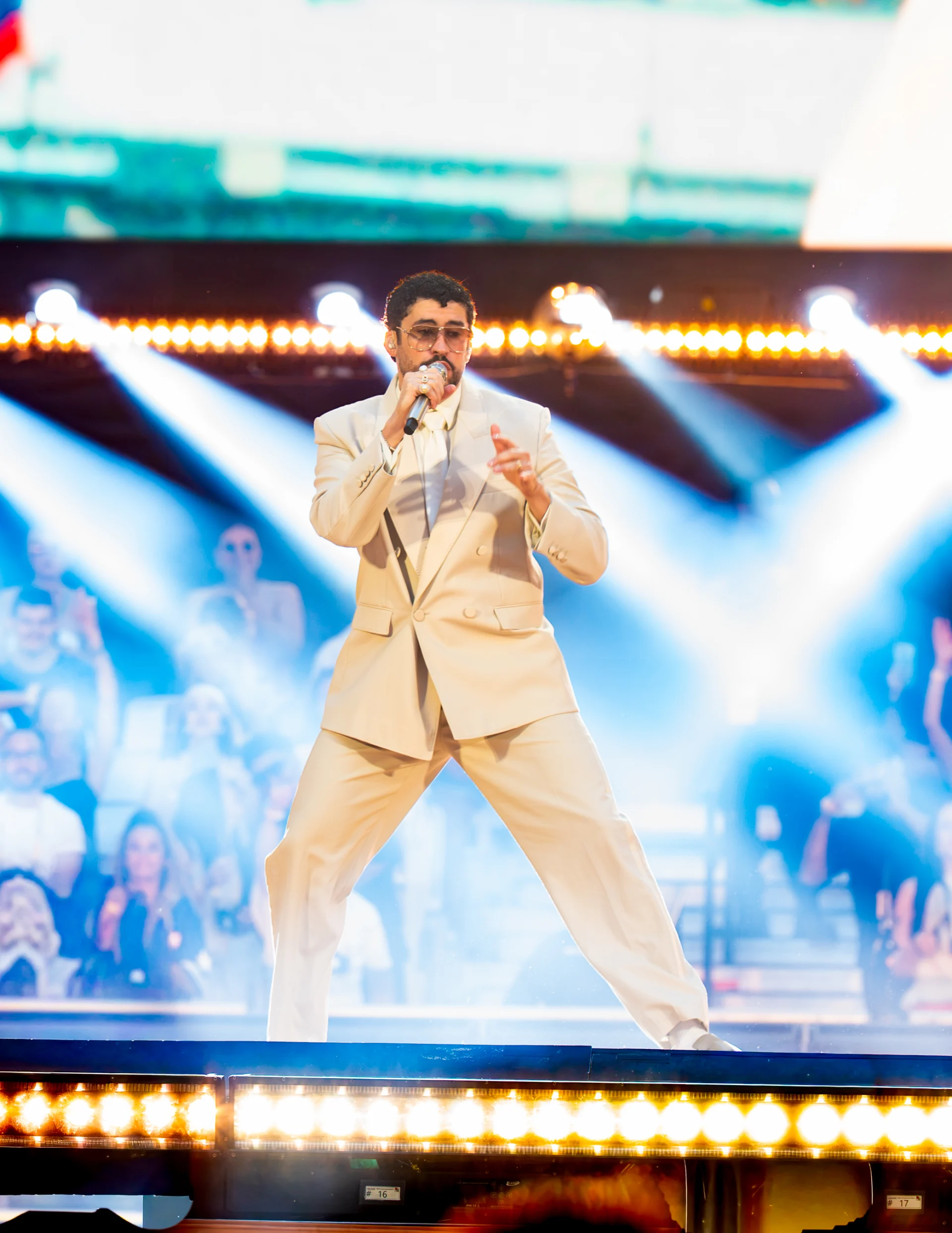 Bad Bunny en concert sur la scène du Stade Vélodrome à Marseille, vue depuis la fosse photo