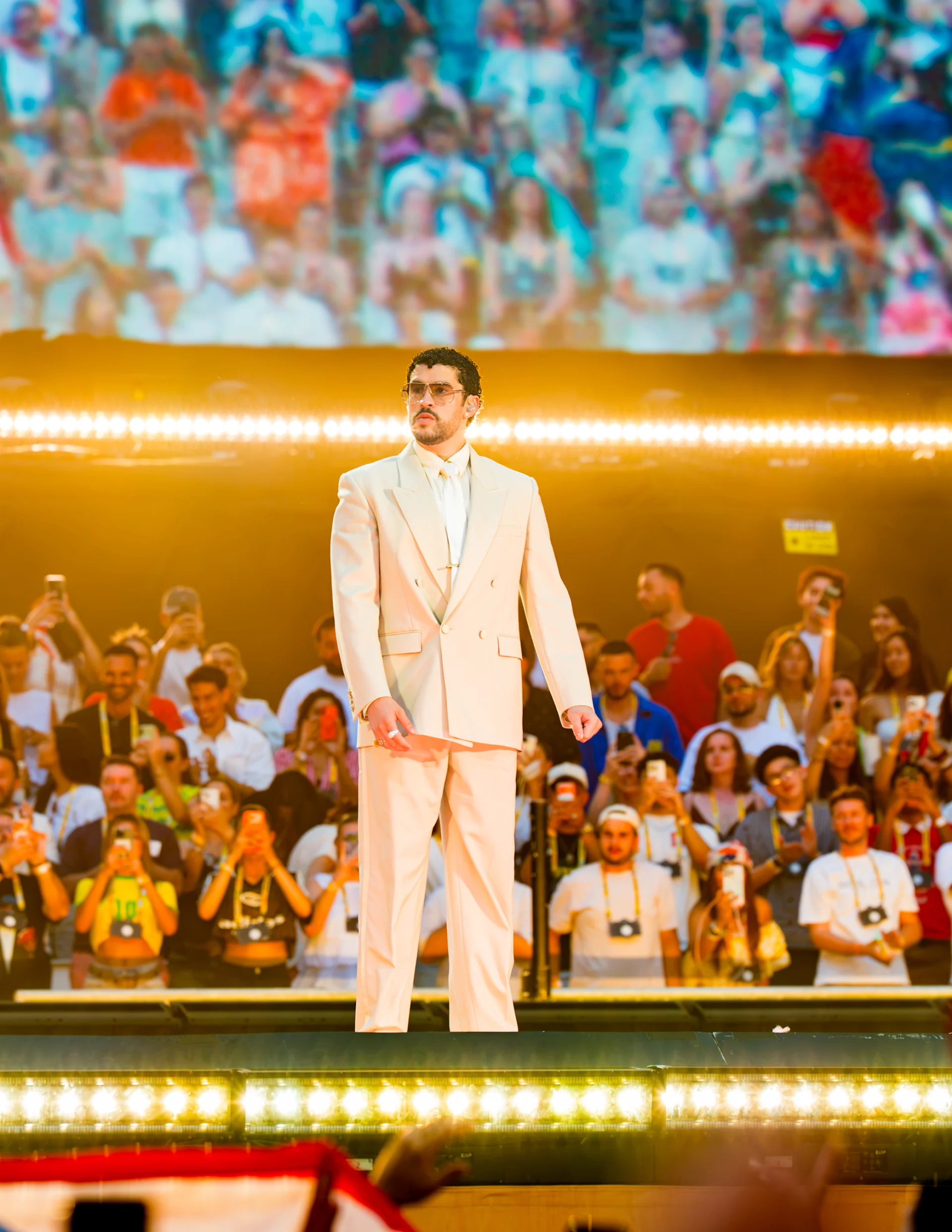 Jeux de lumière scéniques pendant le concert de Bad Bunny photographiés depuis la zone photo du Vélodrome