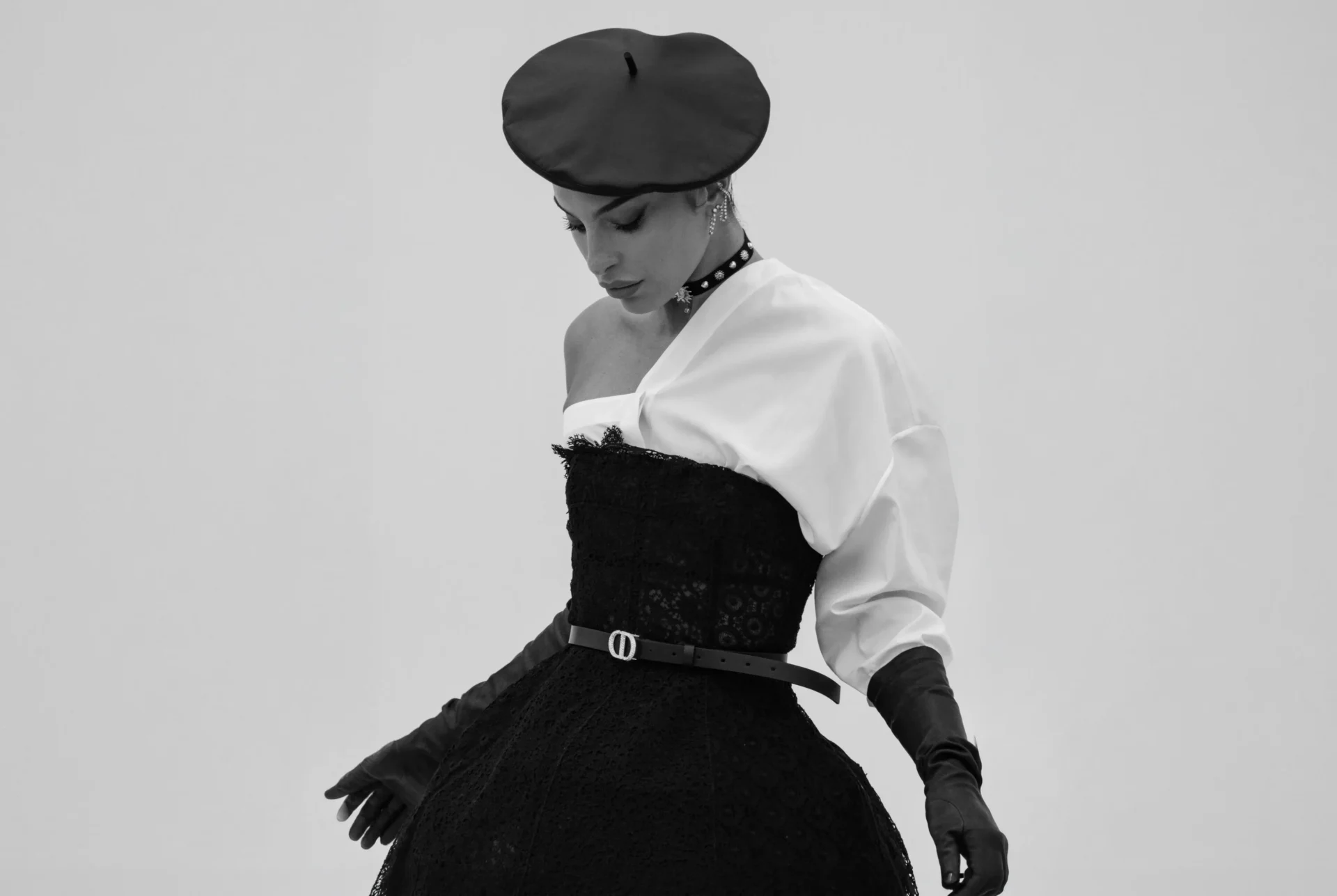 Mariée en tenue dior posant avec élégance dans une lumière naturelle douce