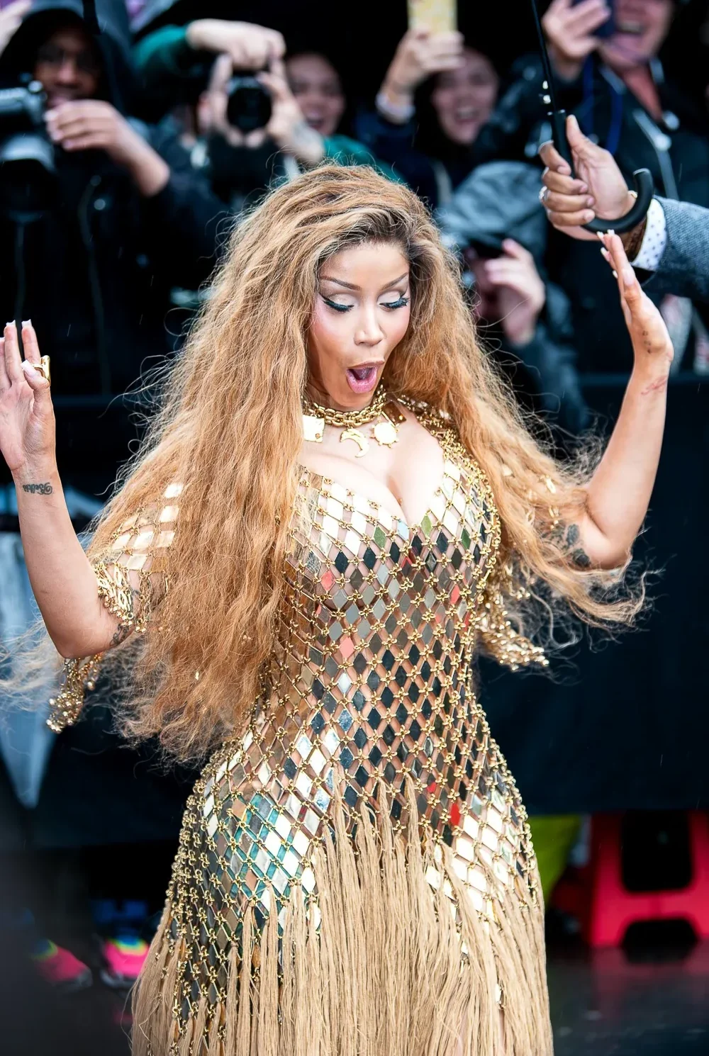 Photo de Cardi B en route vers le défilé de Rabanne au cours de la Paris Fashion Week 2025.