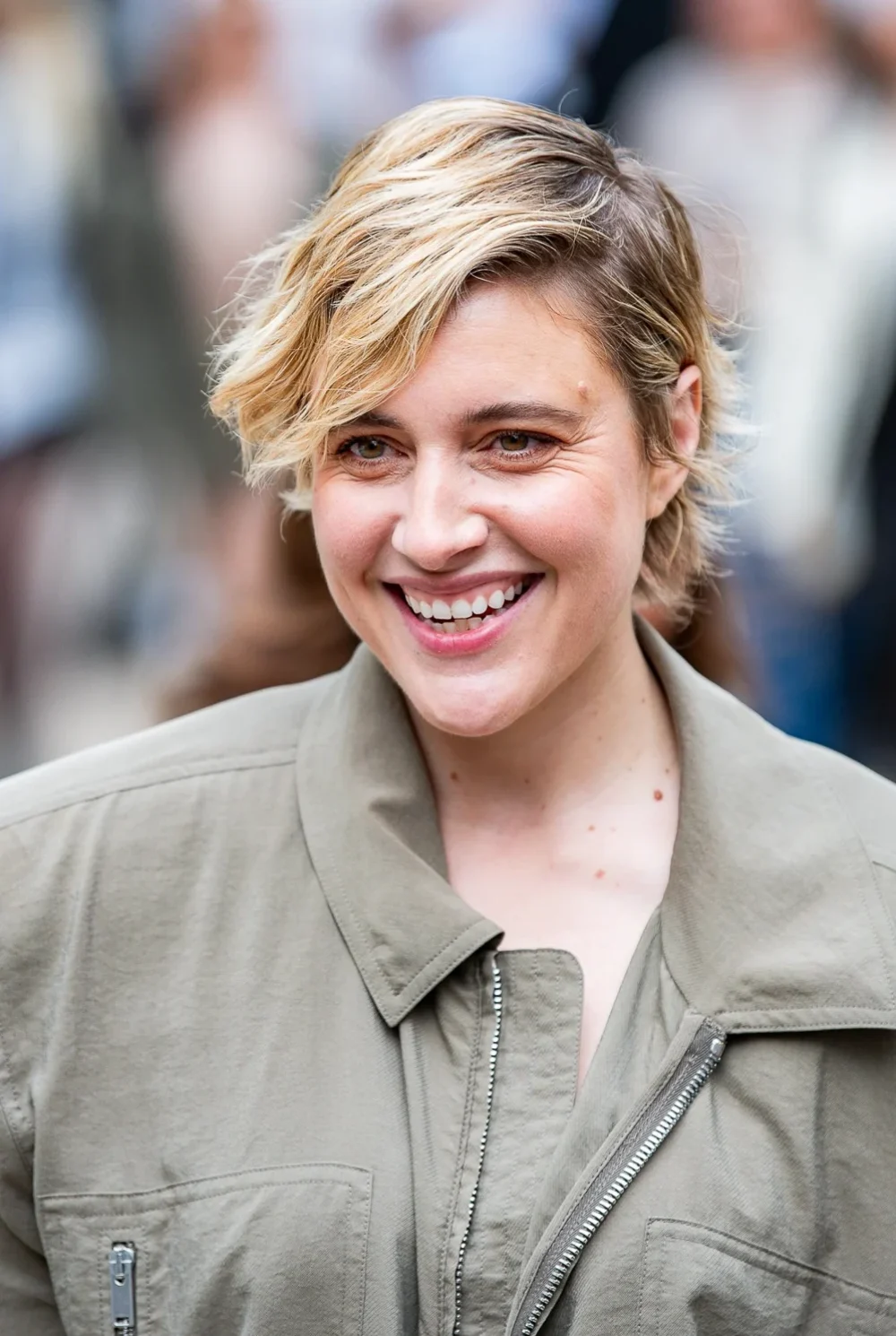 Photo par Anthony Carrel de Greta Gerwig assiste au défilé Stella McCartney Printemps-Été 2025 à la Paris Fashion Week, plan rapproché