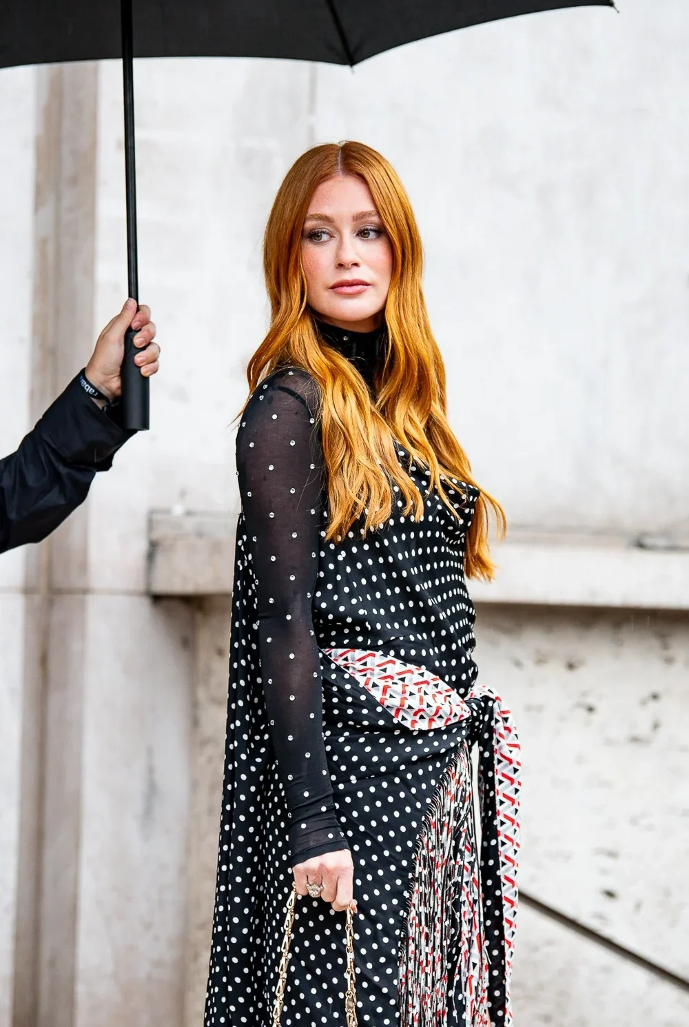 Photo par Anthony Carrel de Marina Ruy Barbosa affichant une douceur saisissante lors du défilé de Rabanne à la Paris Fashion Week 2025.
