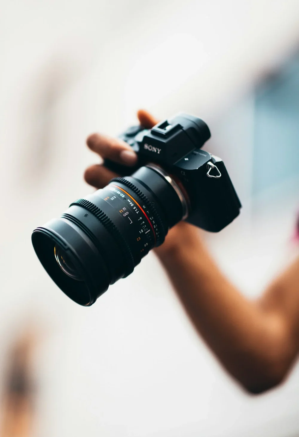 Création de contenu visuel – caméra en action Caméra utilisée pour la création de contenu visuel et audiovisuel à Cannes par Anthony Carrel