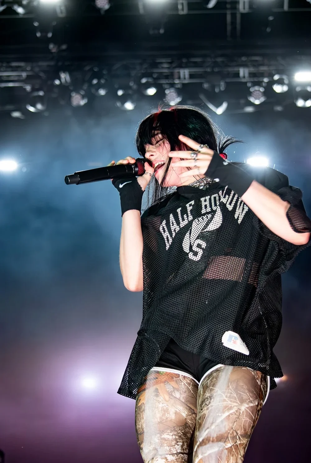 Billie Eilish en pleine performance à Rock en Seine 2023, un instant puissant et émotionnel qui restera gravé dans les mémoires.