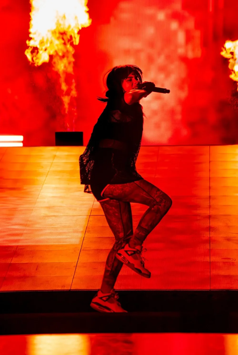 Billie Eilish sur scène à Rock en Seine 2023, captivant le public avec une performance pleine de force et d’émotion.