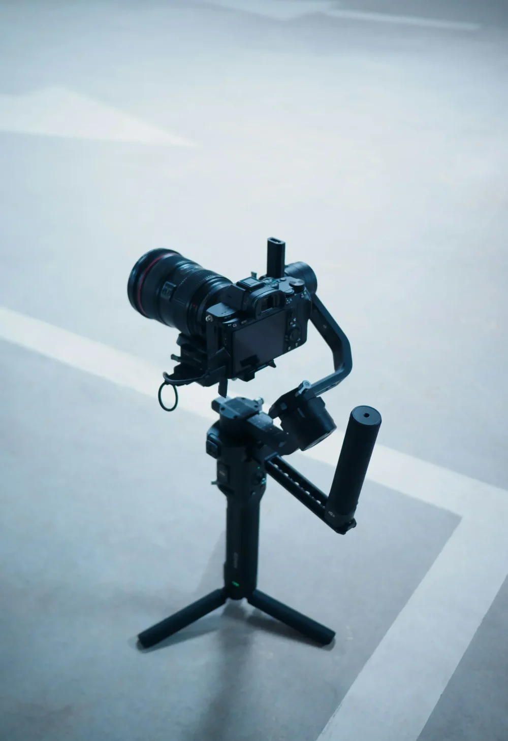 Créez du contenu engageant avec un community manager à Cannes Caméra en train de filmer du contenu pour les réseaux sociaux, représentant la création visuelle d’un community manager à Cannes