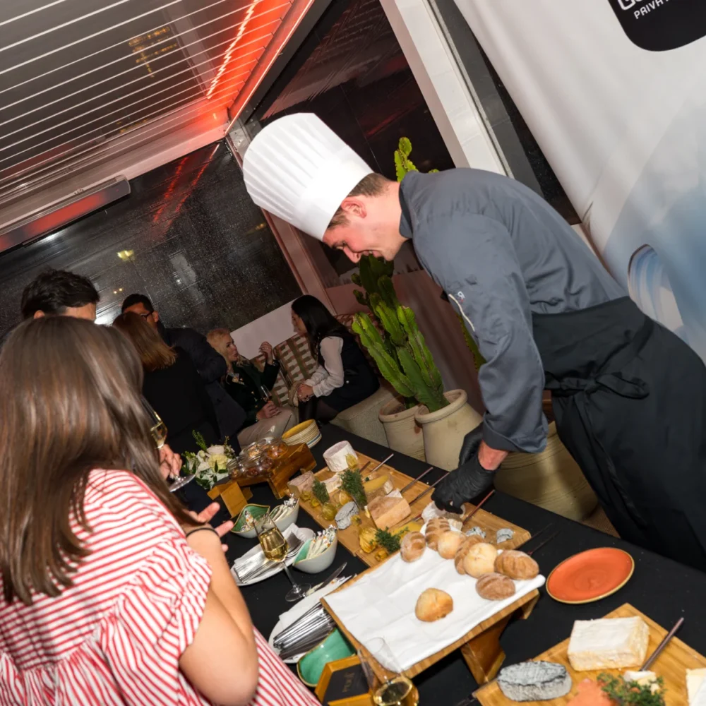 Chef cuisinier présentant une dégustation à une invitée lors d'un séminaire d'entreprise à Cannes