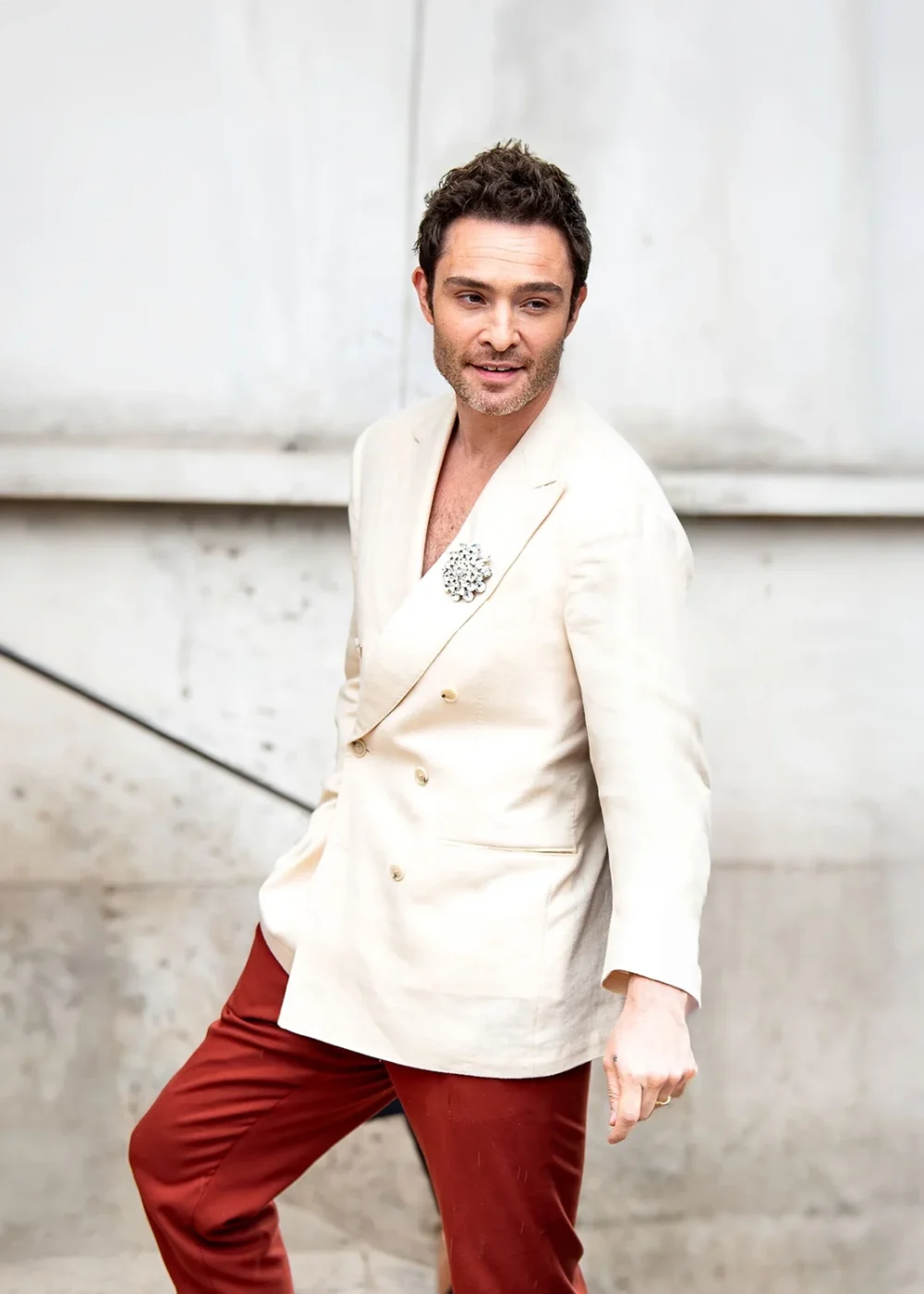 Ed Westwick lors d’un défilé de mode, ambiance fashion week et regard caméra