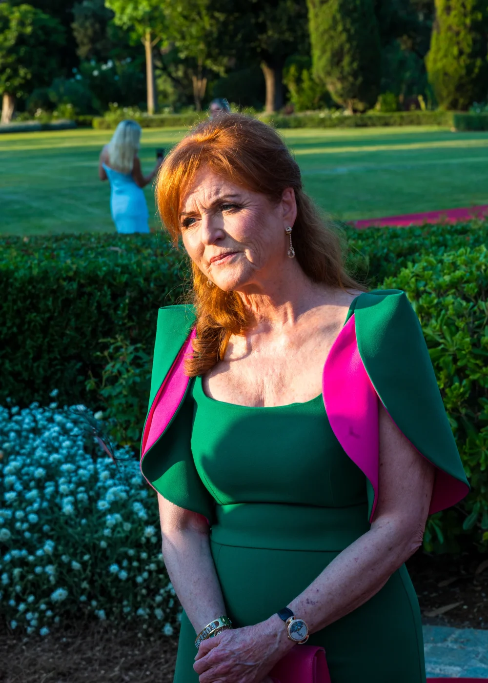 Femme en robe verte posant lors d'une cérémonie de prestige