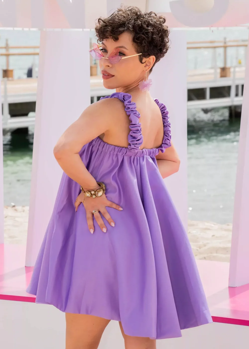Femme en robe violette de dos lors d'une soirée événementielle en bord de mer à Cannes