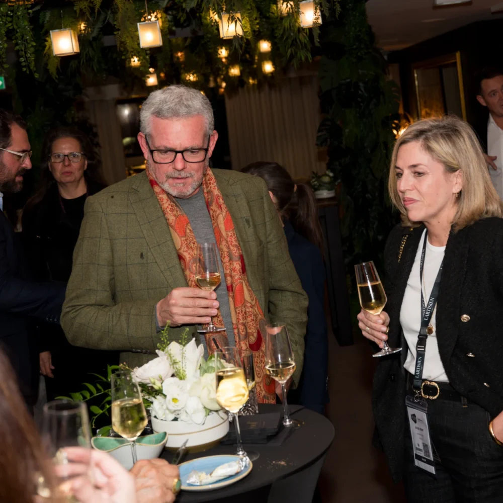 Groupe de personnes attablées lors d'un dîner d'entreprise