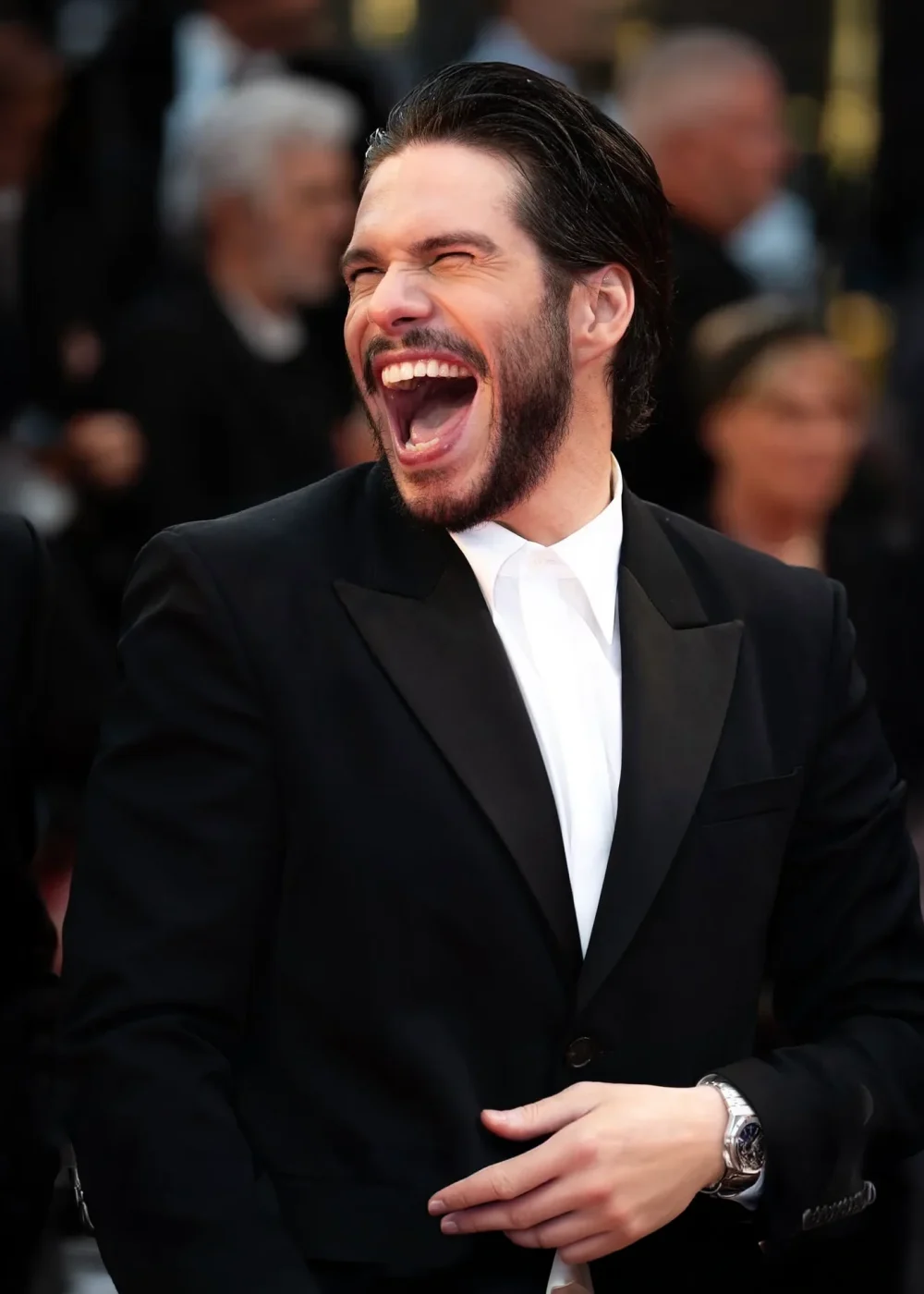 Homme en costume souriant lors d'une remise de prix