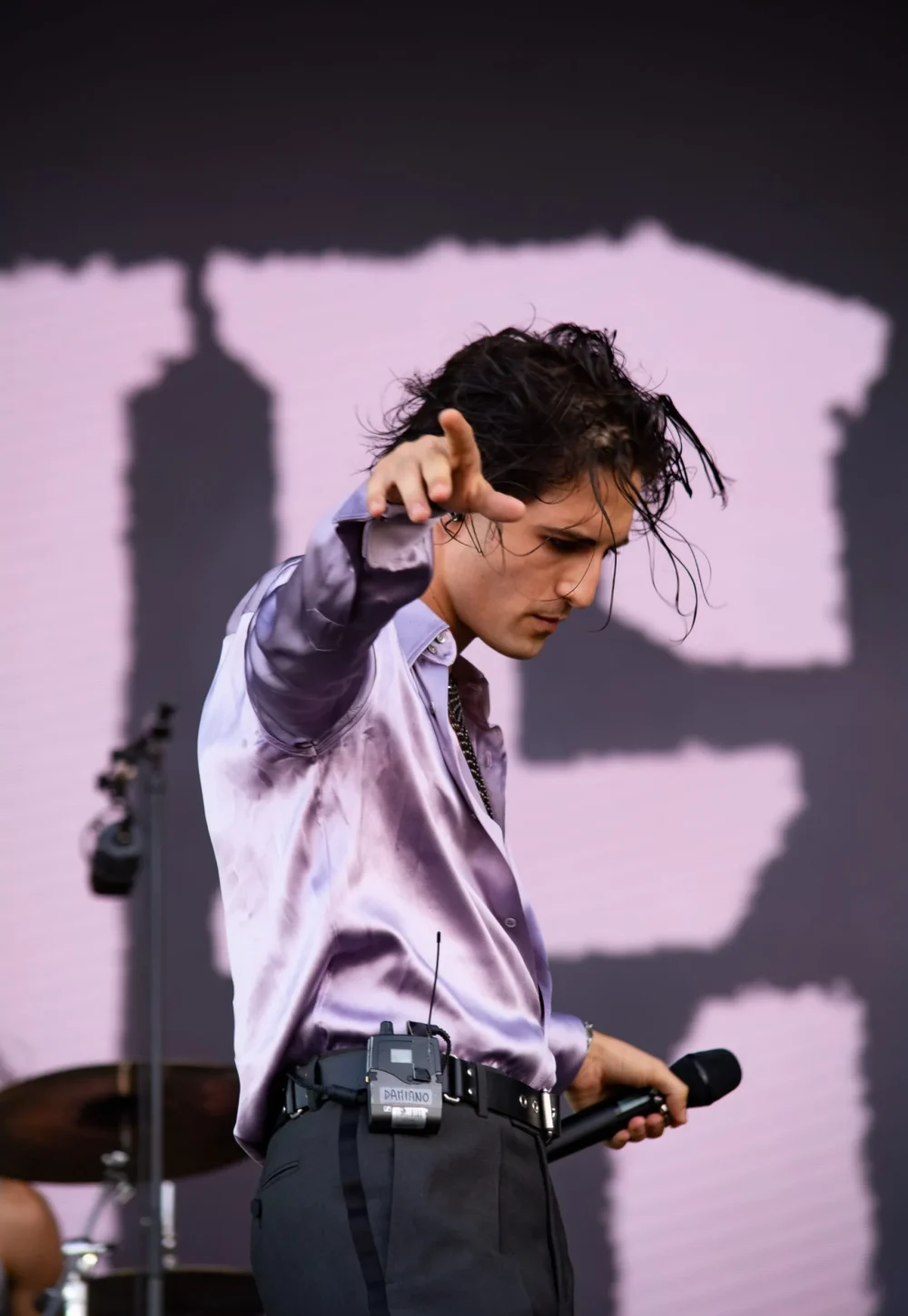 Solo de Damiano David Damiano David de Måneskin en pleine performance sur scène à Lollapalooza 2022, immortalisé par Anthony Carrel, photographe de concerts. Une prise de vue intense qui capture l’énergie brute du live et la connexion avec le public.