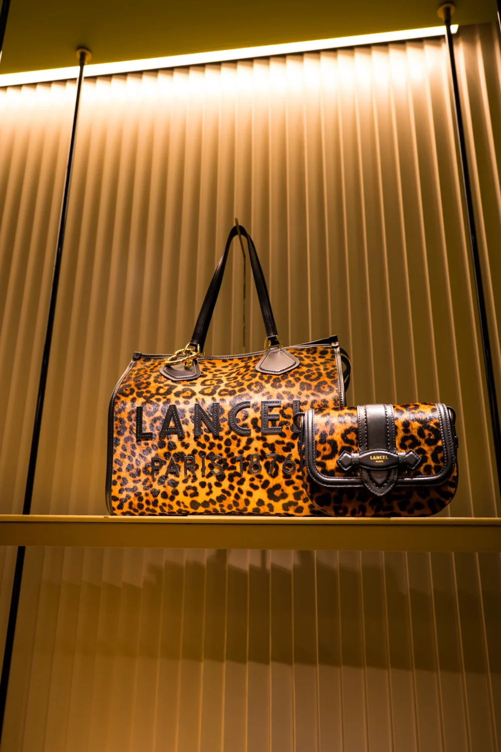 Sacs en cuir Lancel exposés lors d'une soirée inaugurale