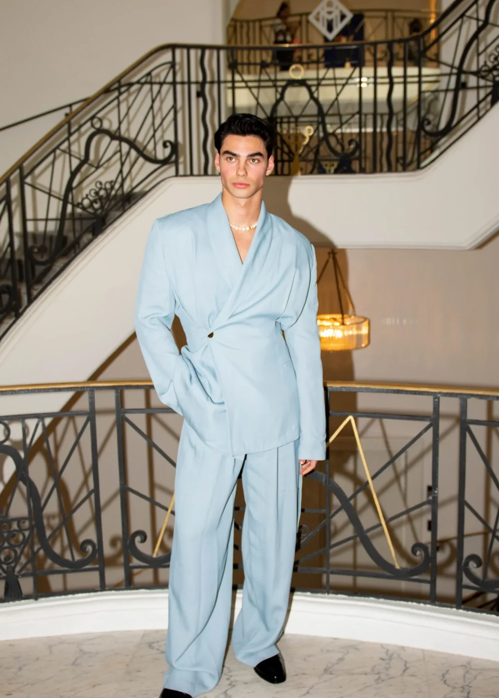 Jacob Roth sortant de sa chambre d’hôtel au Martinez avant le tapis rouge de Cannes.