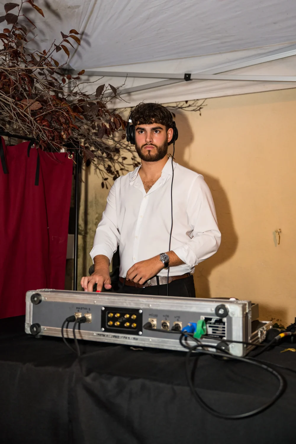 Homme jouant de la musique lors d'un événement privé