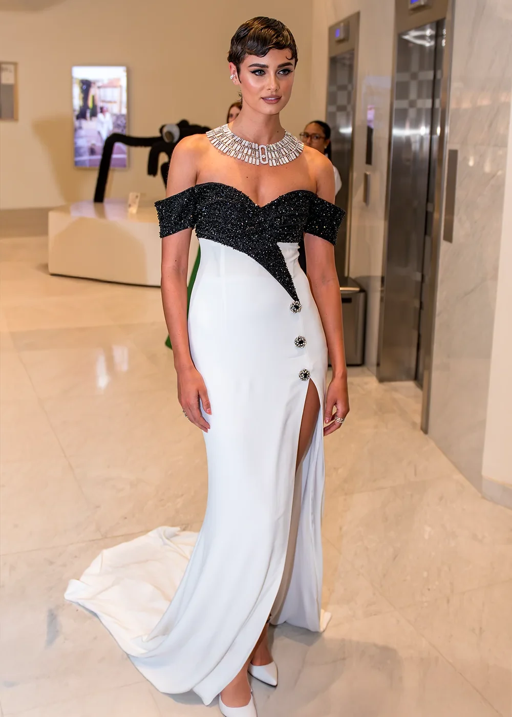Mannequin en shooting mode dans le hall du Martinez à Cannes pendant le festival, lumière naturelle élégante