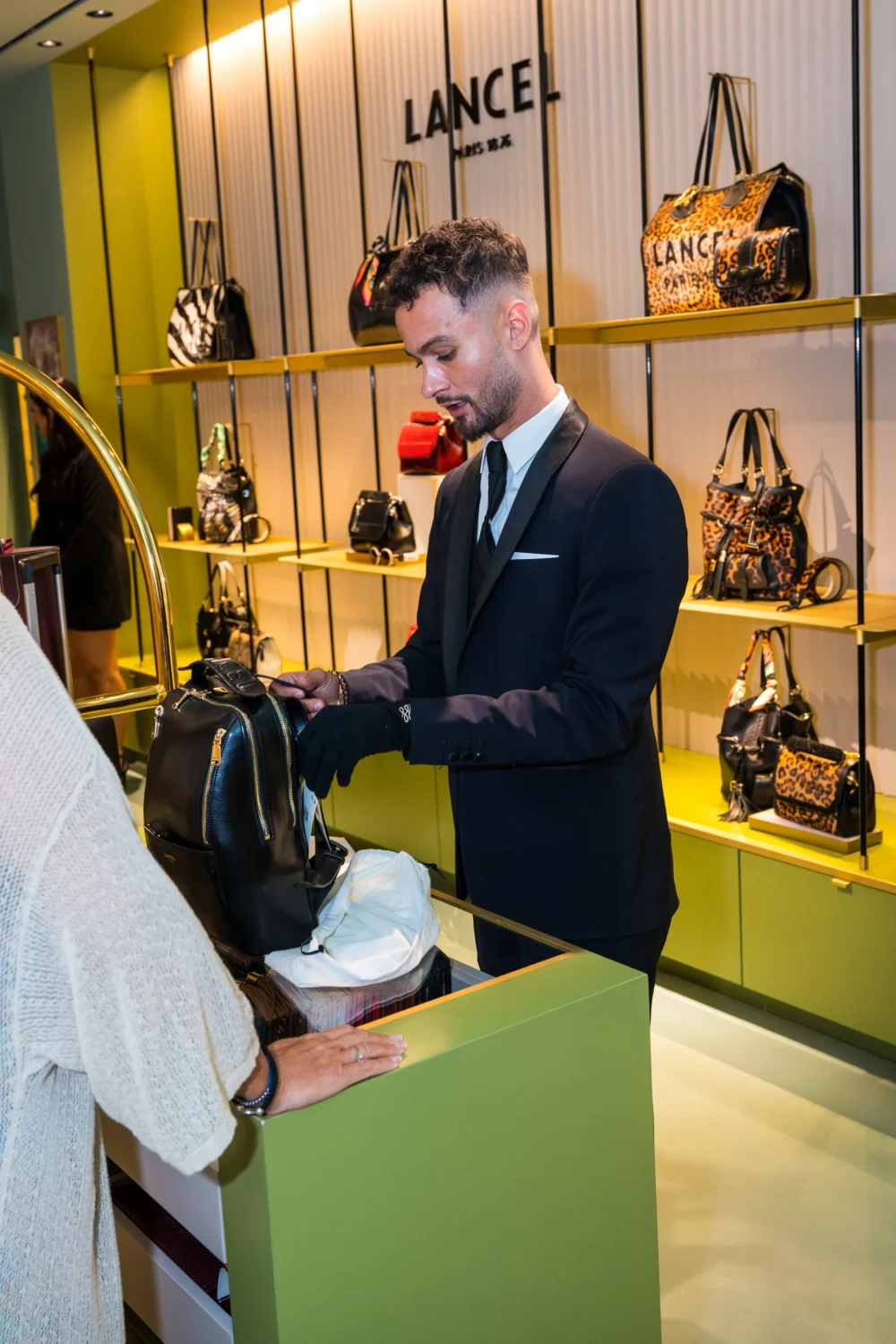 Présentation de sacs de luxe Lancel lors d'un événement en boutique