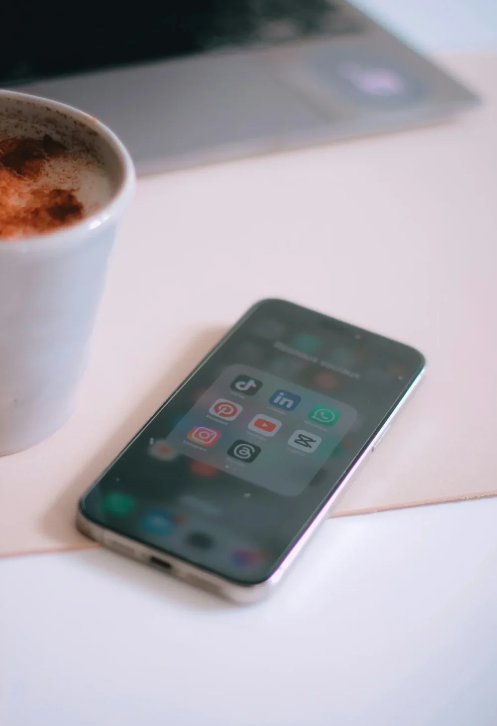 Gérez efficacement vos réseaux sociaux avec un community manager à Cannes Écran de smartphone affichant des applications de réseaux sociaux pour illustrer les services d’un community manager à Cannes