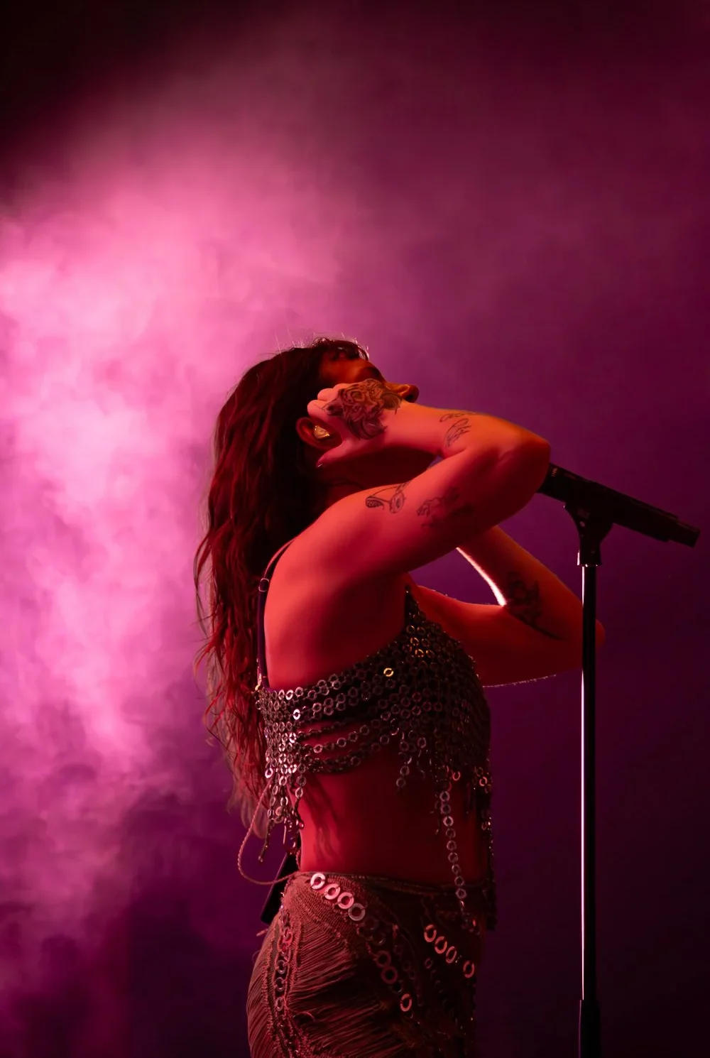 Tove Lo baignée de jeux de lumière hypnotiques, captivant le public parisien lors de sa tournée européenne 2022.